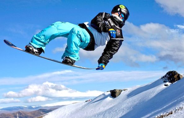 snowboarder-air-grab
